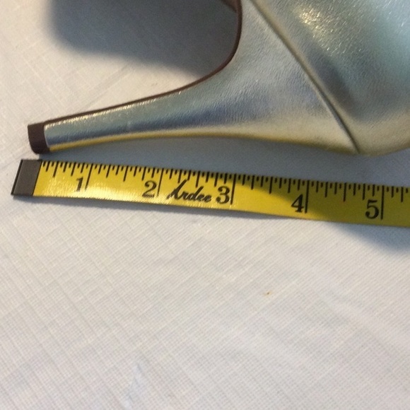 Woman’s Lulu Townsend Shoes size 8 gold color Great way to dress up an outfit - Picture 3 of 6